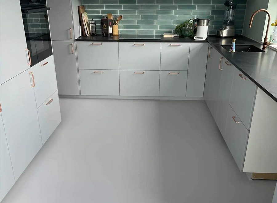 køkken med lyst epoxy gulv